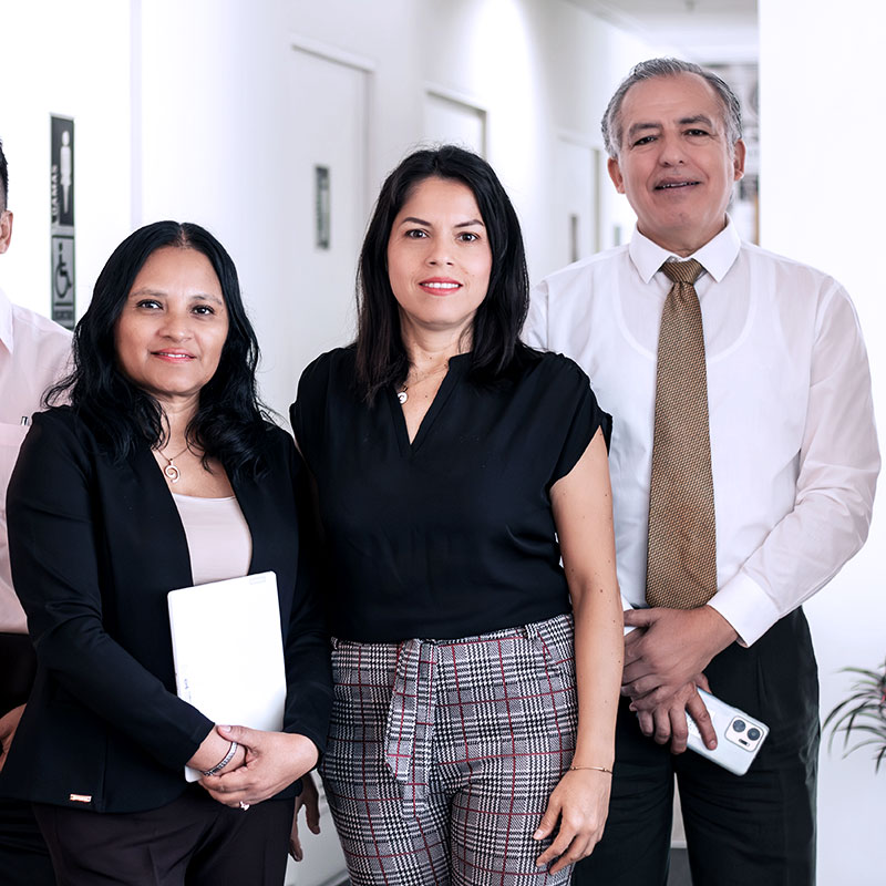 Equipo de Bridgers mirando de frente a la camara